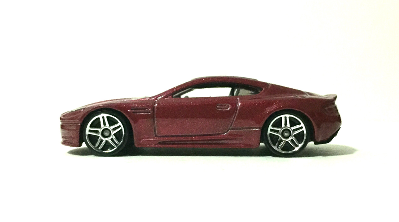 Illustration for article titled Thursday on the Thames - Aston Martin DBS by Hot Wheels
